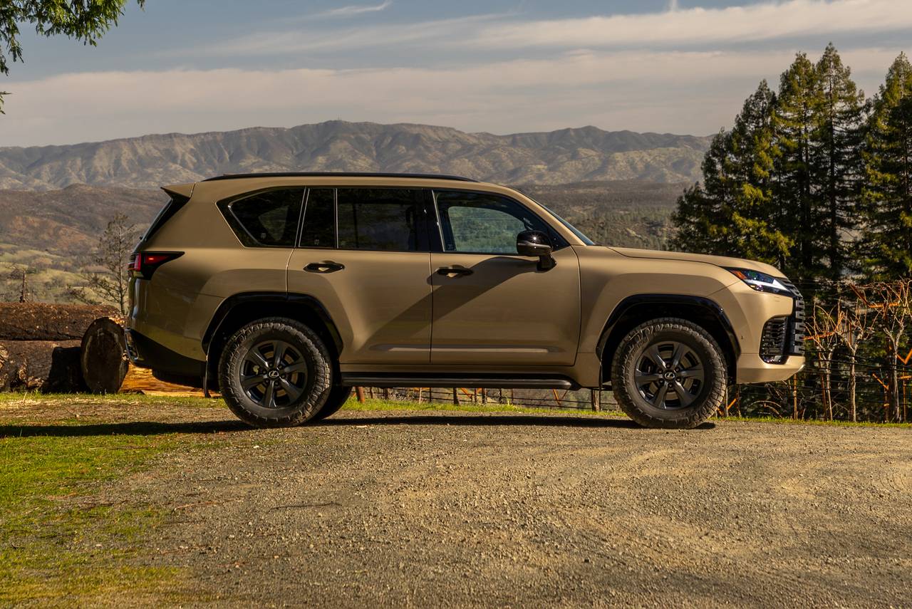 Lexus Lx side profile
